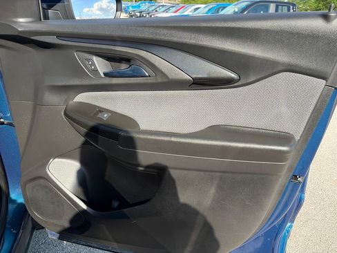 Used 2021 Chevrolet TrailBlazer LT w/ Premium Seating Package FWD image 9