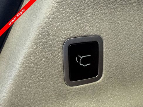 Used 2023 Chrysler Pacifica Touring-L FWD image 7