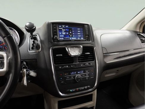 Used 2016 Chrysler Town & Country Touring FWD image 19