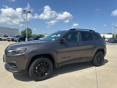 Used 2023 Jeep Cherokee Altitude Lux image 3