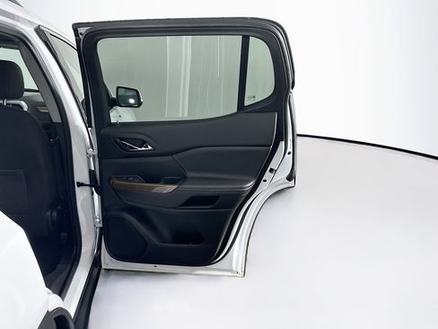 Used 2023 GMC Acadia SLE w/ Driver Convenience Package image 32