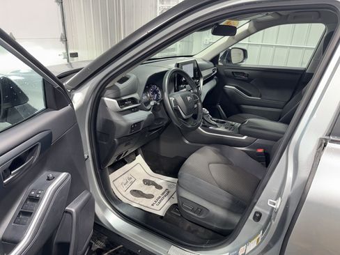 Used 2024 Toyota Highlander LE AWD/4WD image 19