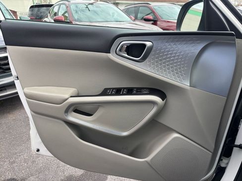 Used 2025 Kia Soul LX w/ LX Technology Package image 18