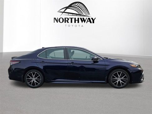 Used 2022 Toyota Camry SE image 3