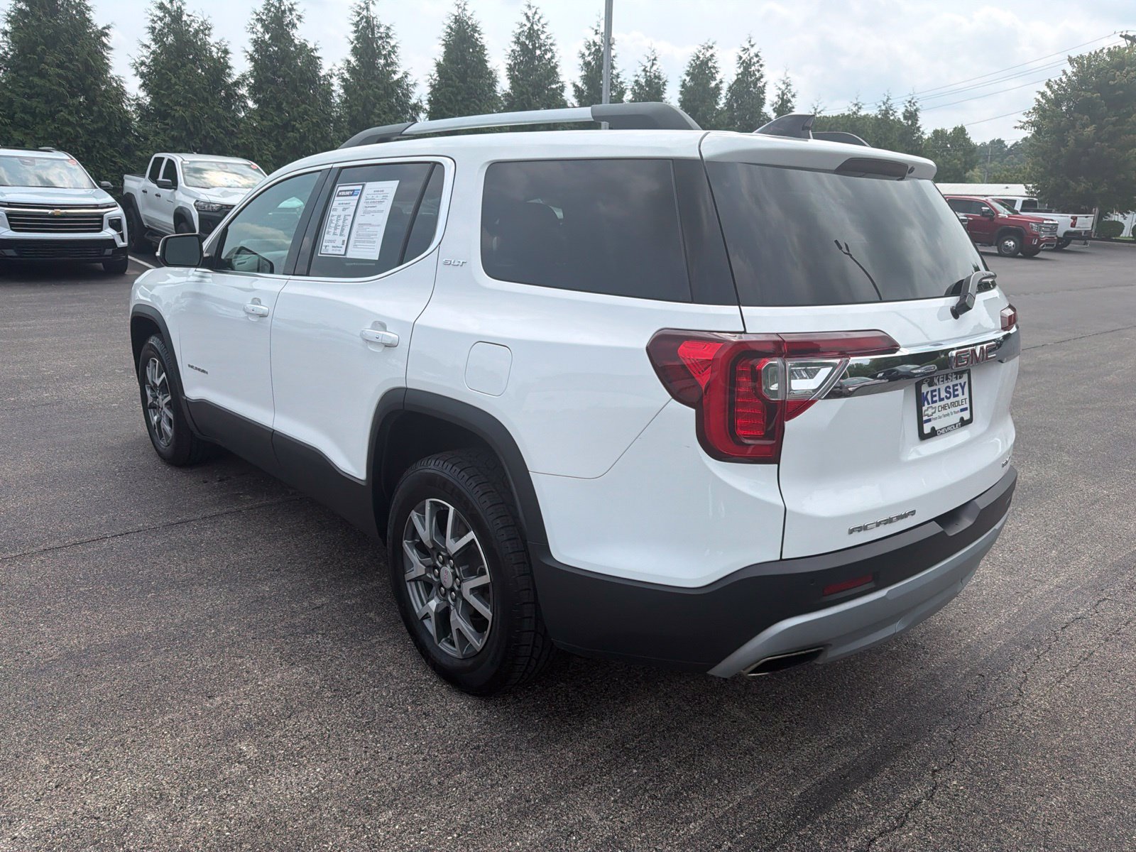 Used 2023 GMC Acadia SLT AWD/4WD image 3