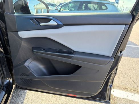 Used 2023 Volkswagen Taos SE w/ Panoramic Sunroof Package image 14