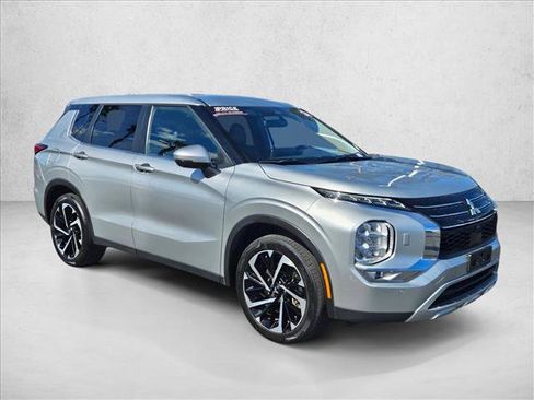 Used 2024 Mitsubishi Outlander SE image 3