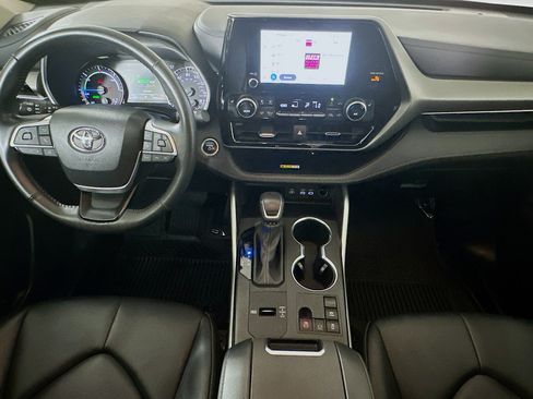 Used 2024 Toyota Highlander XLE FWD image 27