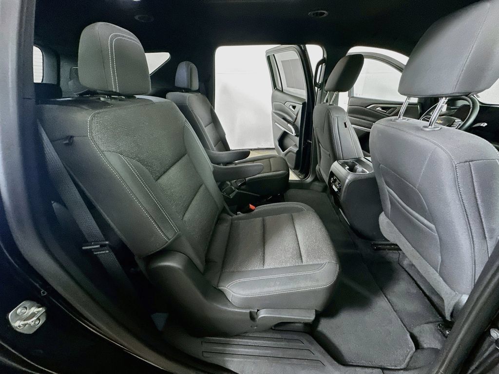 Used 2025 Chevrolet Traverse LT FWD image 11