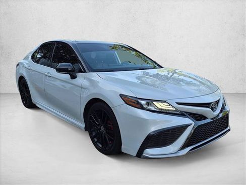 Used 2022 Toyota Camry XSE FWD image 3
