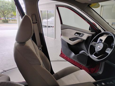 Used 2023 Nissan Rogue SV FWD image 60
