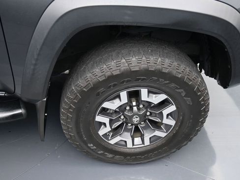 Used 2020 Toyota Tacoma TRD Off-Road AWD/4WD image 11