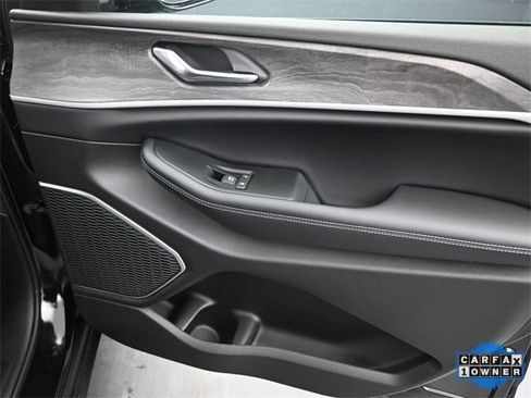 Used 2025 Jeep Grand Cherokee Limited w/ Luxury Tech Group II image 11