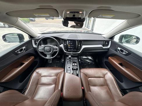 Used 2018 Volvo XC60 T5 Momentum w/ Vision Package AWD/4WD image 16
