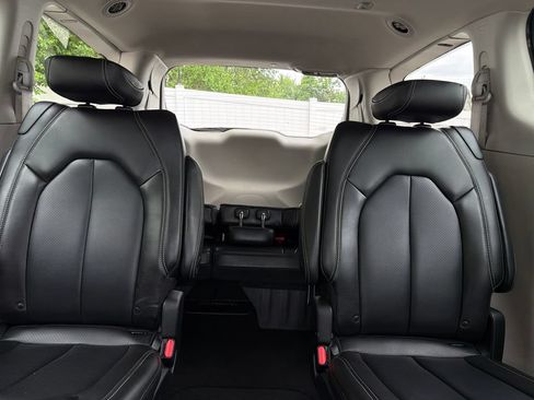 Used 2023 Chrysler Pacifica Touring-L FWD image 49