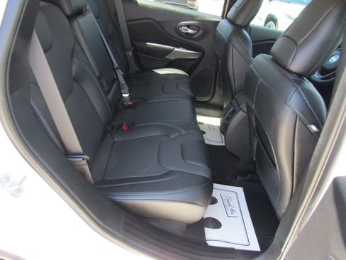 Used 2022 Jeep Cherokee Limited AWD/4WD image 17
