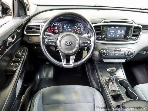 Used 2017 Kia Sorento LX w/ LX Convenience Package image 13