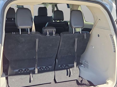 Used 2024 Chrysler Pacifica Touring-L image 8