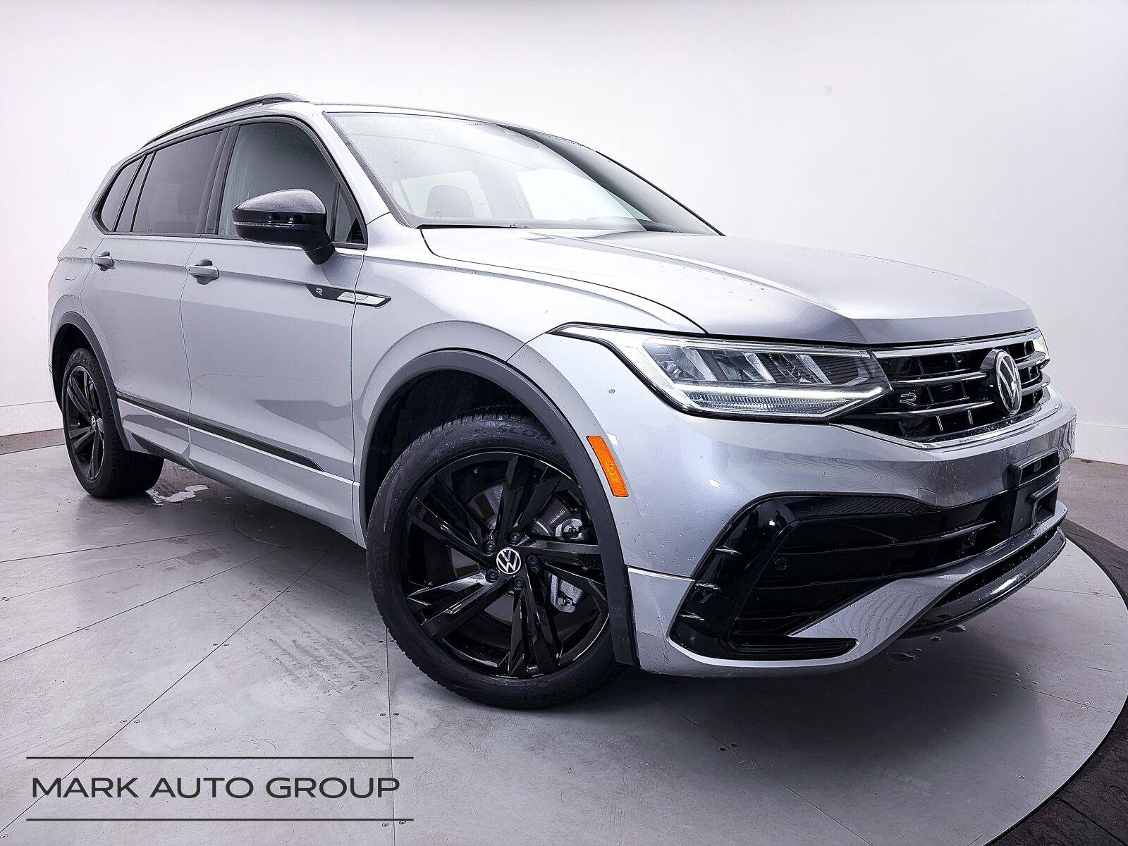 Used 2023 Volkswagen Tiguan SE R-Line FWD image 1
