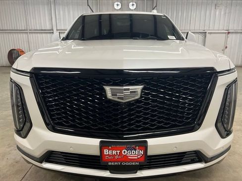 Used 2025 Cadillac Escalade Sport Platinum AWD/4WD image 2