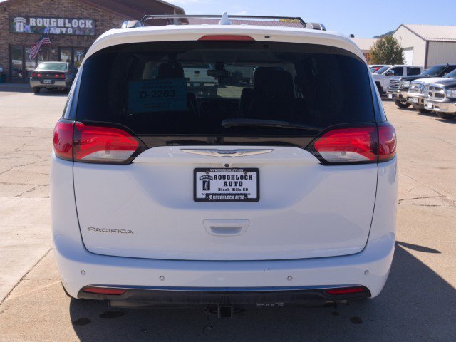 Used 2017 Chrysler Pacifica Touring-L Plus w/ Tire & Wheel Group FWD image 4