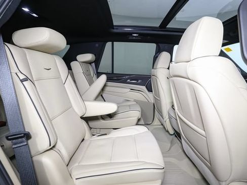 Used 2024 Cadillac Escalade Premium Luxury AWD/4WD image 21