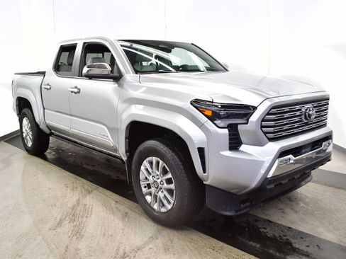 Used 2024 Toyota Tacoma Limited w/ Limited Package (LT) image 4