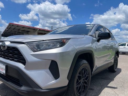 Used 2022 Toyota RAV4 LE FWD image 11