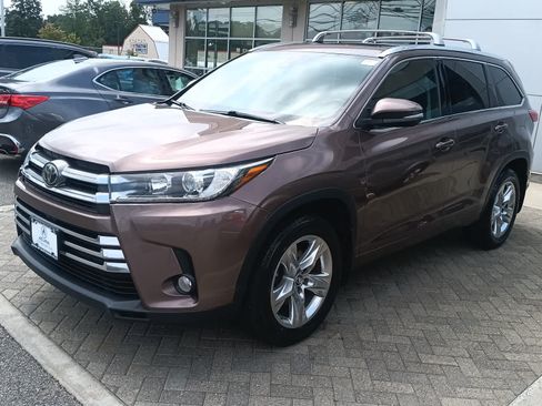 Used 2017 Toyota Highlander Limited AWD/4WD image 2