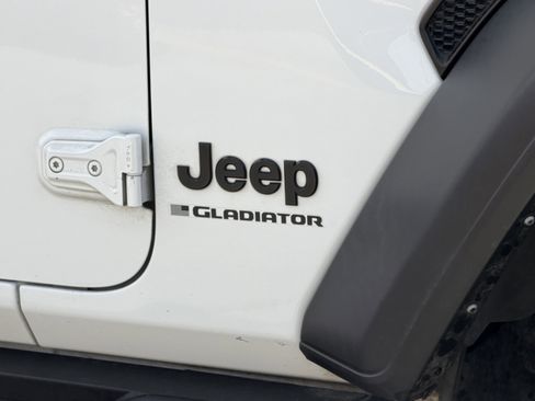Used 2023 Jeep Gladiator Sport AWD/4WD image 4