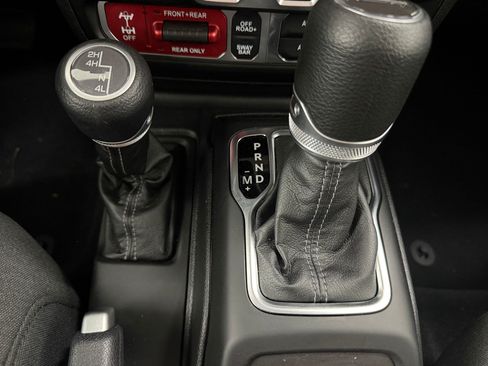 Used 2025 Jeep Gladiator Rubicon w/ Technology Group AWD/4WD image 40