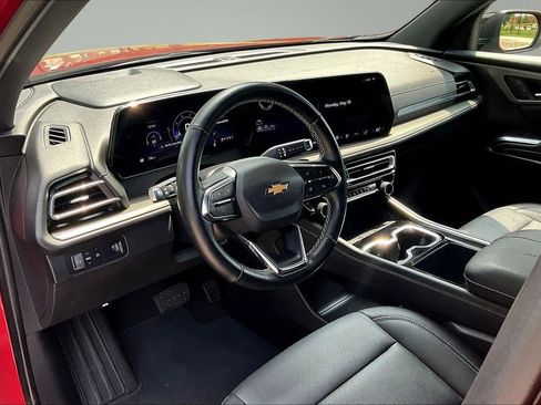 Used 2025 Chevrolet Traverse LT FWD image 16