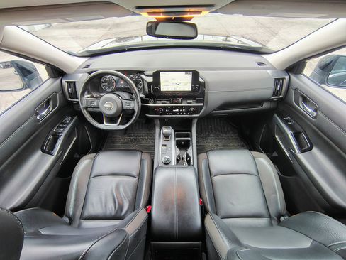 Used 2022 Nissan Pathfinder SL image 2