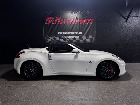 Used 2015 Nissan 370Z Roadster RWD image 5
