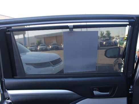 Used 2018 Toyota Highlander XLE image 24