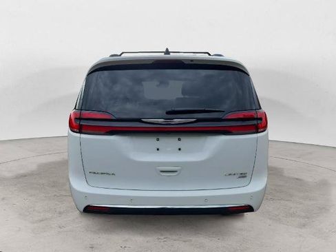 Used 2023 Chrysler Pacifica Limited AWD/4WD image 4