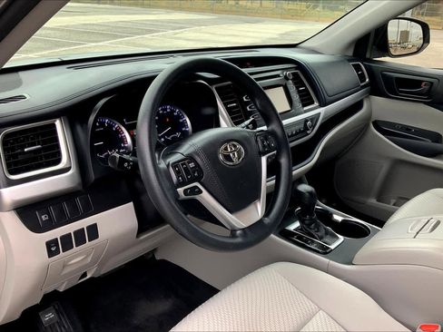 Used 2017 Toyota Highlander LE image 17