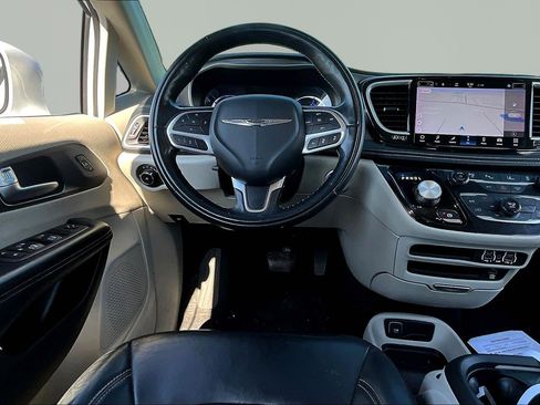 Used 2022 Chrysler Pacifica Touring-L w/ Uconnect Theater Family Group FWD image 8