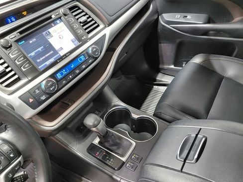 Used 2019 Toyota Highlander XLE AWD/4WD image 30