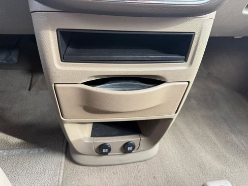 Used 2016 Chrysler Town & Country Touring image 17