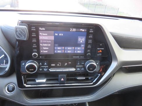 Used 2020 Toyota Highlander XLE AWD/4WD image 18