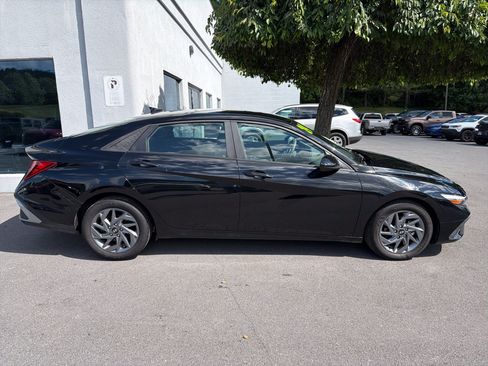 Used 2024 Hyundai Elantra SEL FWD image 3