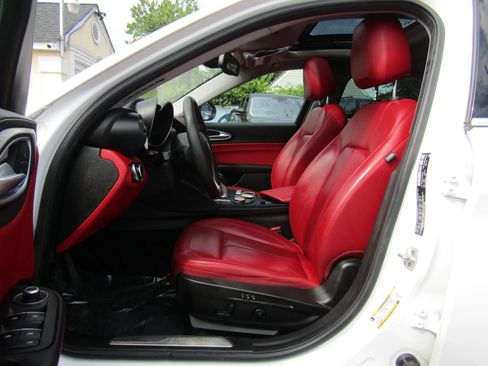 Used 2018 Alfa Romeo Giulia AWD image 13