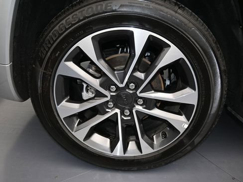 Used 2024 Jeep Grand Cherokee Overland w/ Luxury Tech Group IV image 48