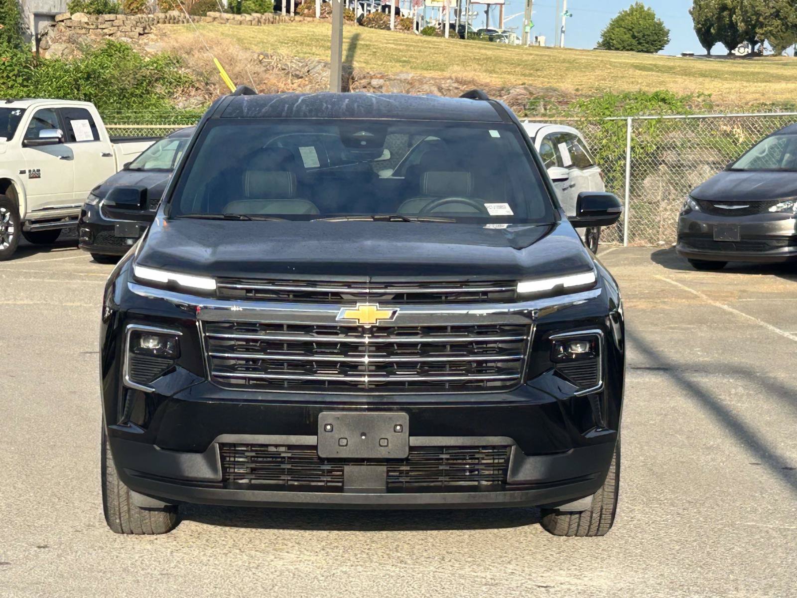 Used 2026 Chevrolet Traverse LT FWD image 2
