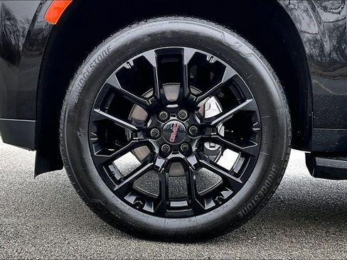 Used 2023 GMC Yukon XL SLT w/ SLT Premium Package image 9