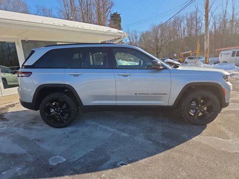 New 2025 Jeep Grand Cherokee Limited w/ Black Appearance Package image 3