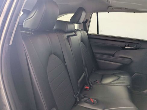 Used 2022 Toyota Highlander XLE FWD image 31