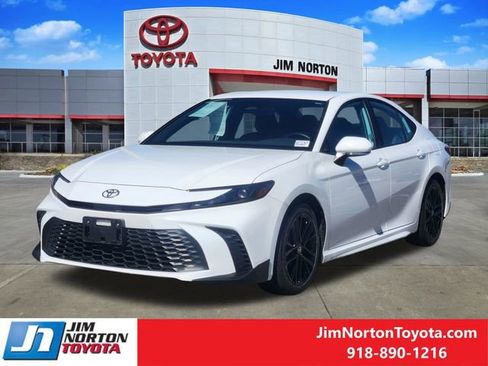 Used 2025 Toyota Camry SE w/ Convenience Package image 3