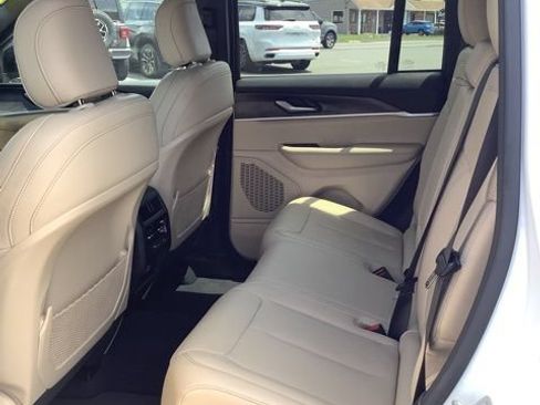 Certified 2023 Jeep Grand Cherokee Limited AWD/4WD image 18